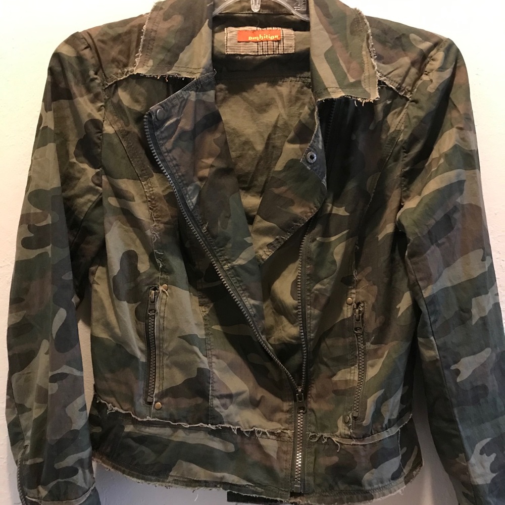 Ambition Camouflage Jacket. Large - image 3